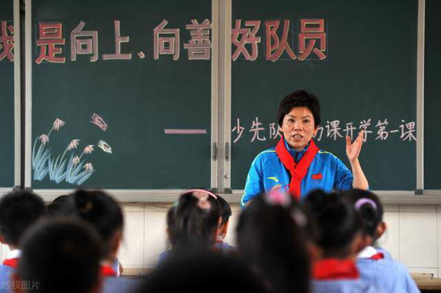 在这部电影中……它是应用于曼哈顿计划的抢劫片，以及应用于安全听证会的法庭戏剧